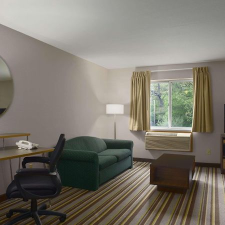 Super 8 By Wyndham Manistee Hotel Eksteriør billede