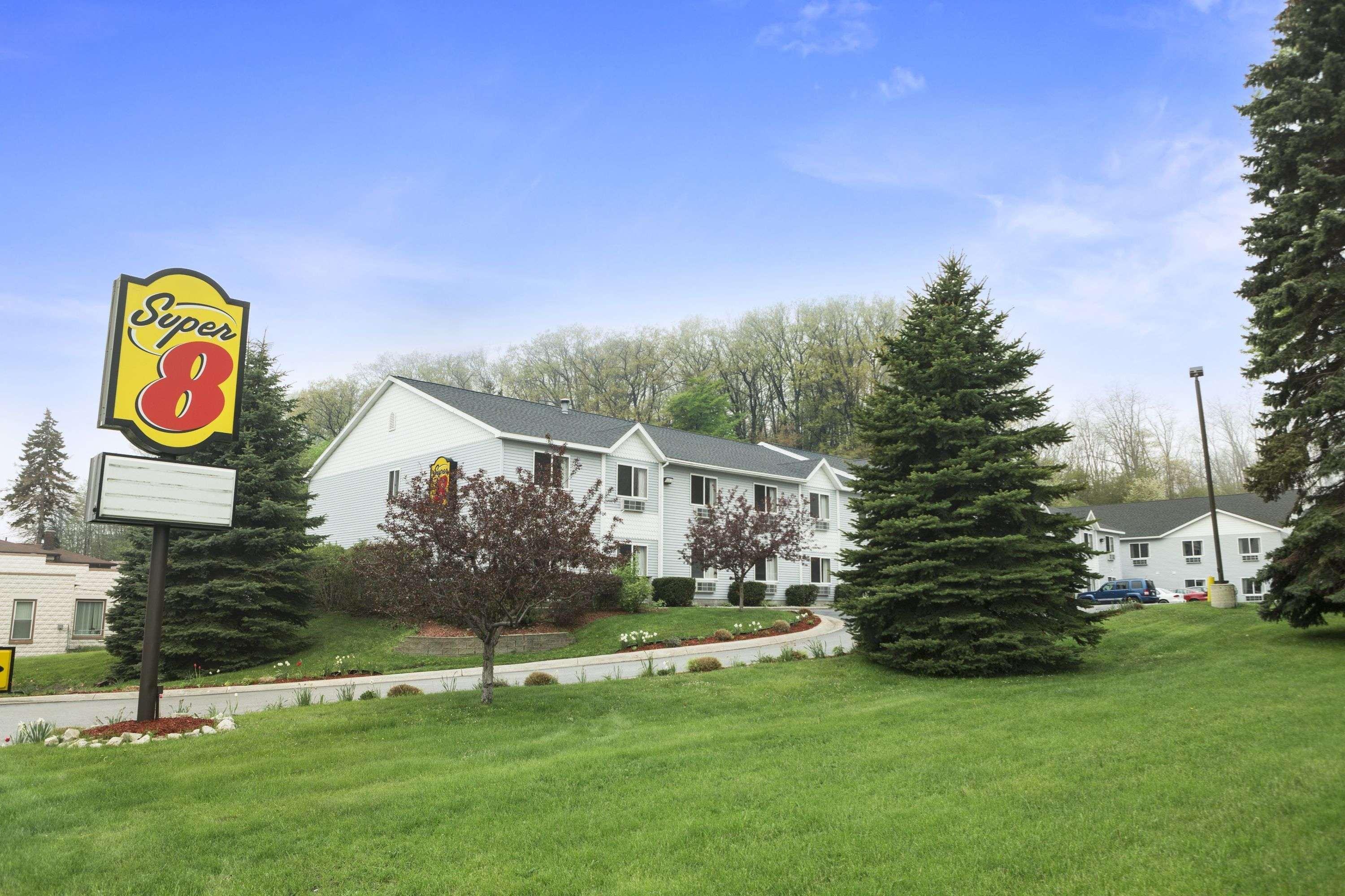 Super 8 By Wyndham Manistee Hotel Eksteriør billede