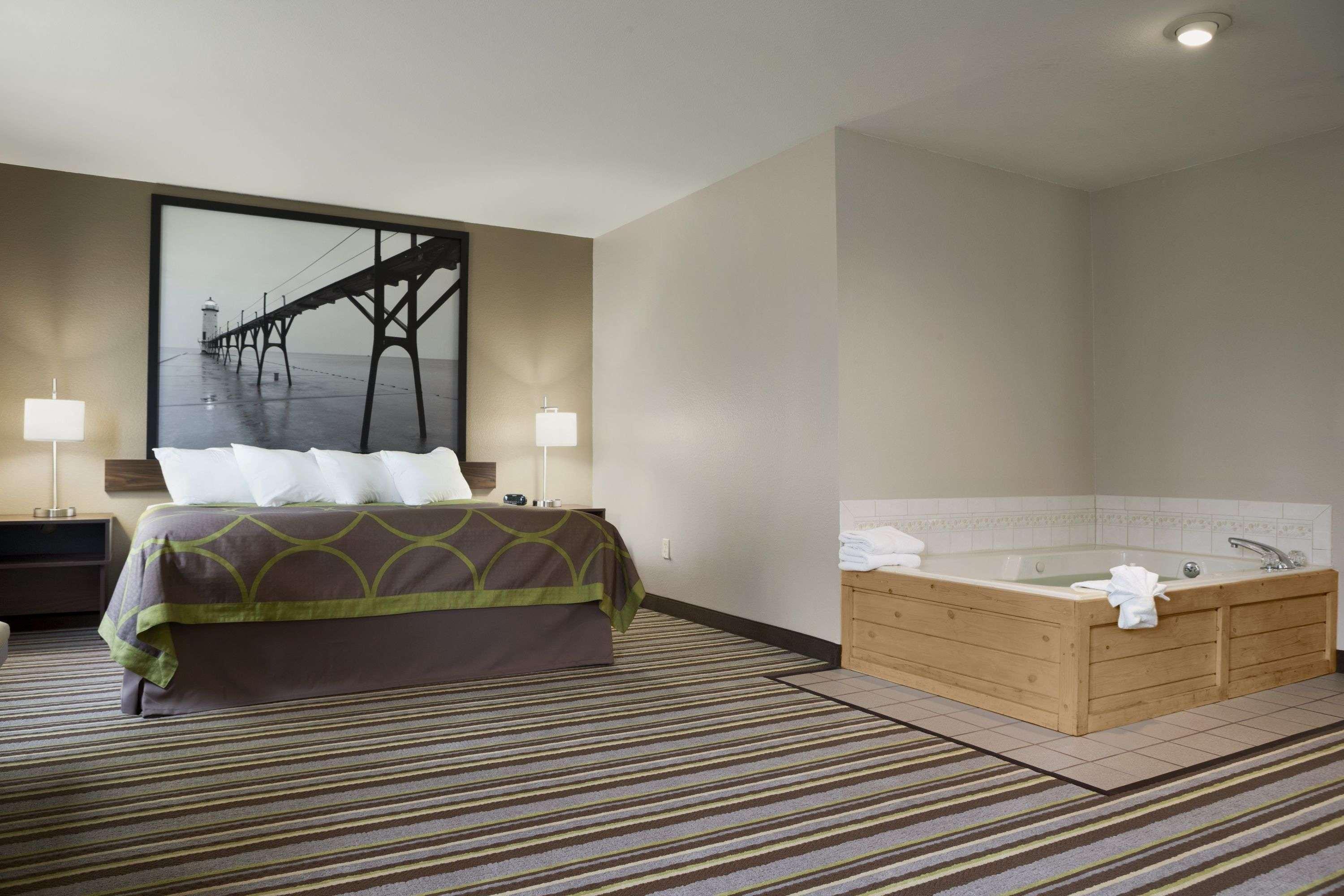 Super 8 By Wyndham Manistee Hotel Eksteriør billede