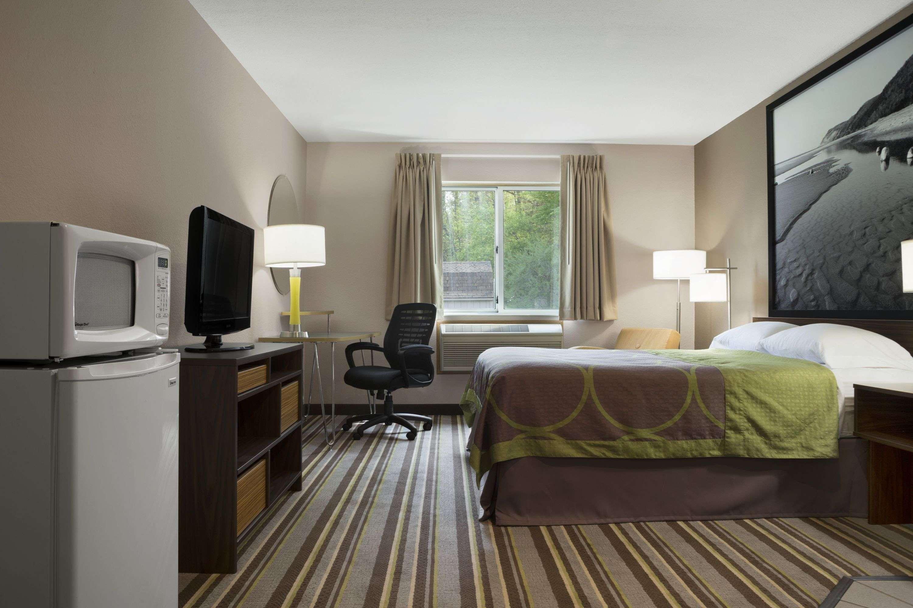 Super 8 By Wyndham Manistee Hotel Eksteriør billede