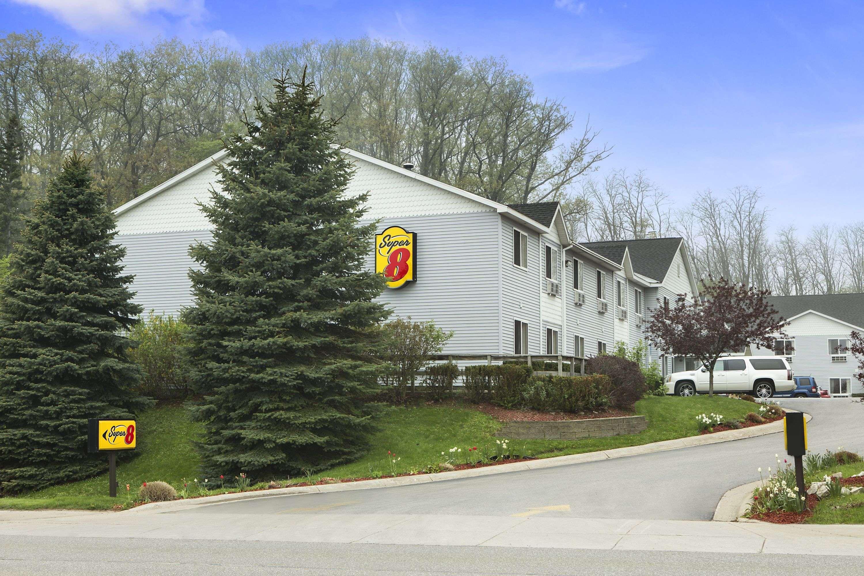 Super 8 By Wyndham Manistee Hotel Eksteriør billede