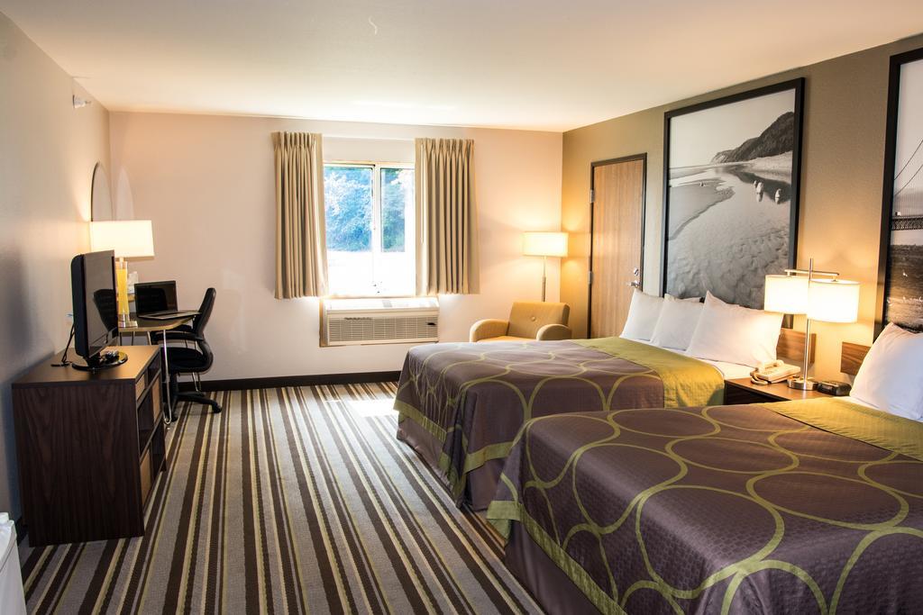 Super 8 By Wyndham Manistee Hotel Eksteriør billede