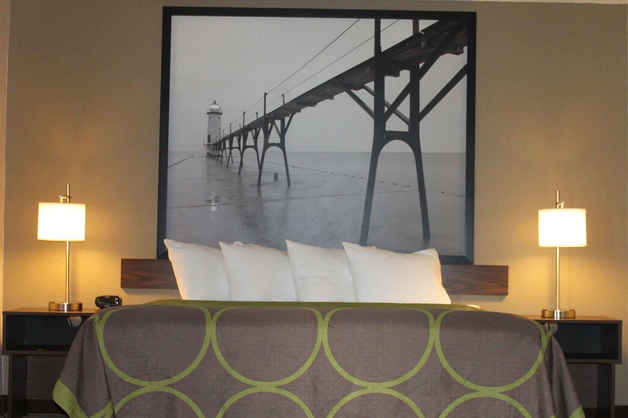 Super 8 By Wyndham Manistee Hotel Eksteriør billede