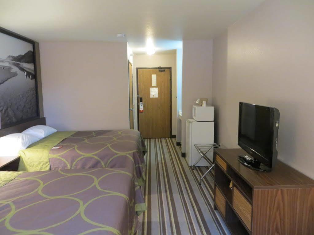 Super 8 By Wyndham Manistee Hotel Eksteriør billede