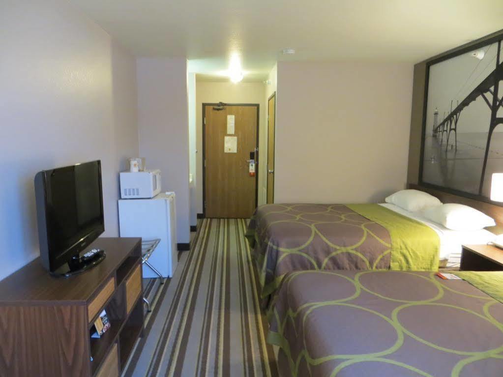 Super 8 By Wyndham Manistee Hotel Eksteriør billede