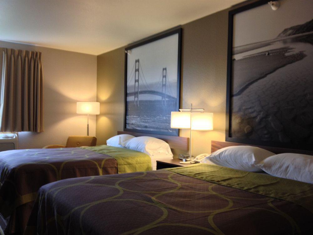 Super 8 By Wyndham Manistee Hotel Eksteriør billede