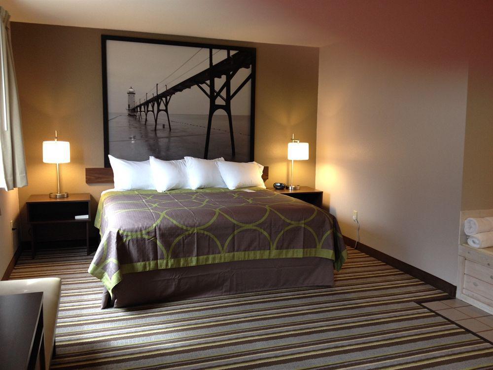 Super 8 By Wyndham Manistee Hotel Eksteriør billede